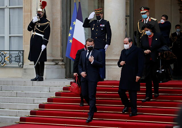 حزب غد الثورة يرفع دعوى أمام القضاء الفرنسي لسحب وسام الشرف من السيسي